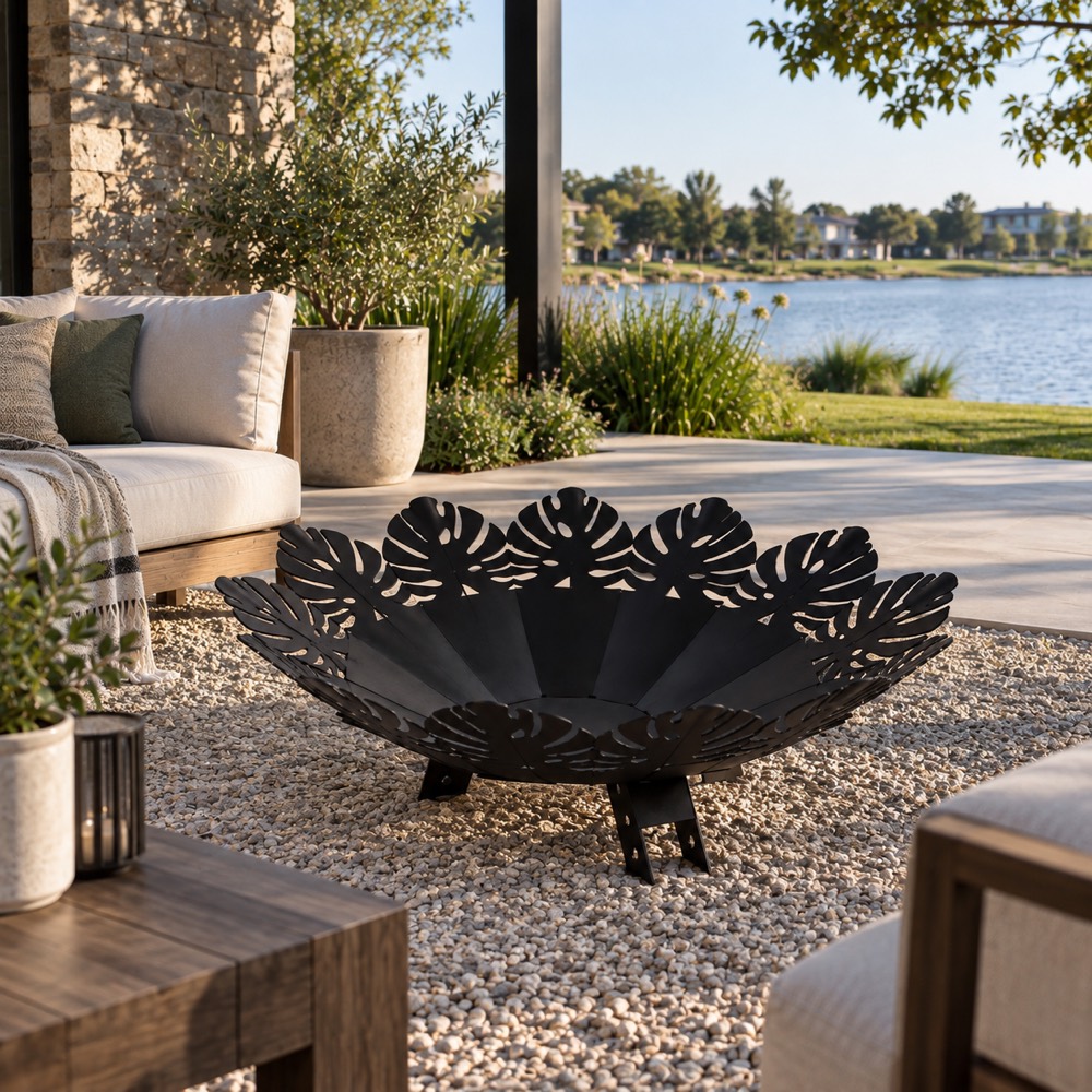 Fogonero Monstera Black en un patio frente al agua